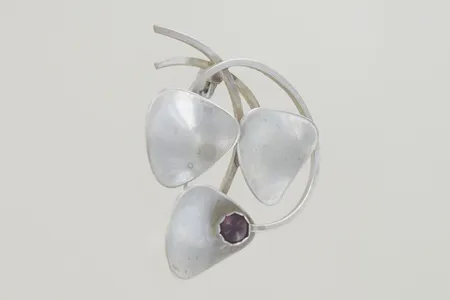 Brosch 50-tal längd 4x3,5 cm, silver 5,5gr  Vikt: 5,5 g