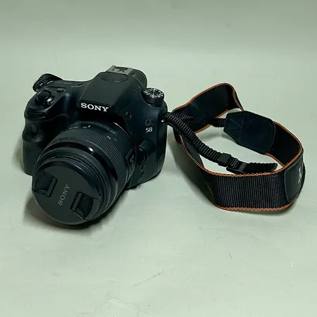 Digital systemkamera Sony A58 HD med objektiv Sony DT 3.5-5.6/18-55 SAM II, batteri och batteriladdare Sony Battery Charger BC-VM10 medföljande kablar något slitna, instruktionsbok, inga ytterligare tillbehör