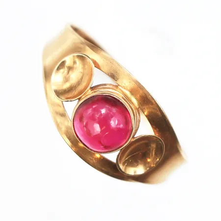 Ring med syntetisk rubin, stl:18, bredd ca1,2mm, 18K. Vikt: 1,7 g