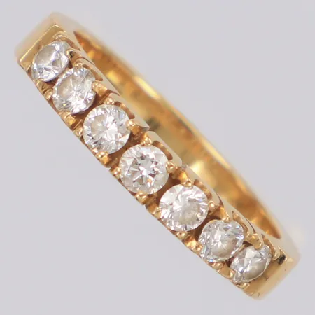 Ring med diamanter 7 x ca 0,10ct, stl:17, bredd 3,5mm, 18K Vikt: 4,5 g
