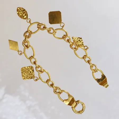 Armband med 5 berlocker längd 18,5cm bredd ca 28,6mm, något bucklig lås 21K Vikt: 11,1 g