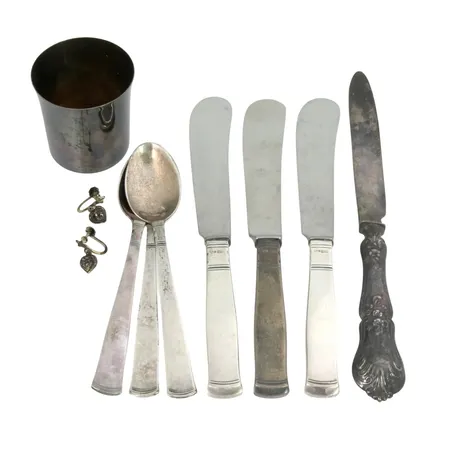 Diverse silverföremål merparten bestick, 3 smörknivar med stål i bladen, bruksskick, bruttovikt 227,6 gram  Vikt: 227,6 g