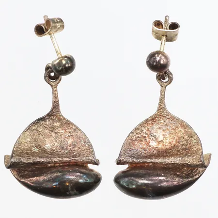 Ett par örhängen, längd ca 33,2mm, bredd ca 5,2- 20,2mm, 830/1000 silver. Vikt: 8,4 g