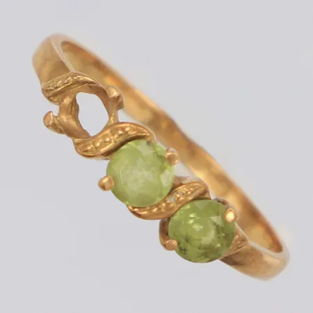 Ring med gröna stenar, en sten saknas, stl: 18½ 18K Vikt: 1,8 g
