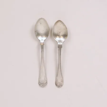 Två skedar modell Gammal fransk, längd 13cm, gravyr, bucklor, silver 830/1000 Vikt: 27,2 g