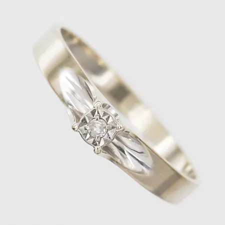 Ring med åttakantslipad diamant 1 x ca 0,02ct, stl 17, bredd 3mm,  Olof Pettersson AB, Stockholm 1979, 18K vitguld. Vikt: 1,7 g