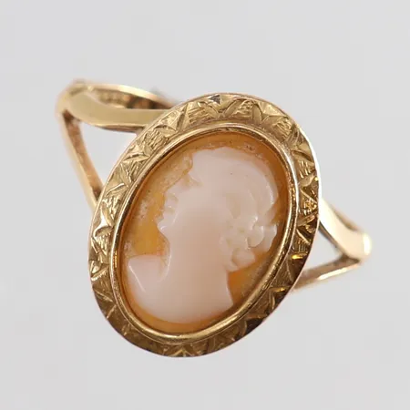 Ring med Kamè stl:19 bredd 1-17,5mm Kamè sitter löst 18K. Vikt: 3,9 g