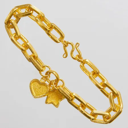 Armband med två integrerade berlocker, längd: 17cm, bredd: 7,3mm, Thaiguld 1 Baht, S-lås, 23K Vikt: 15,2 g