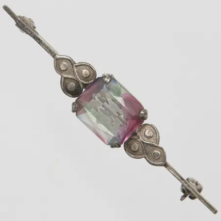 Brosch i Art Deco-stil med "irisglas", 55,6x10,2mm, mindre nagg på glassten, något skev broschnål, silver 835/1000 Vikt: 4,2 g