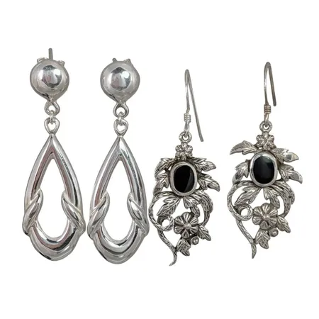 Örhängen i silver två par, örhängenas storlek 15x44 mm / 14x46 mm, fint skick Vikt: 10,8 g