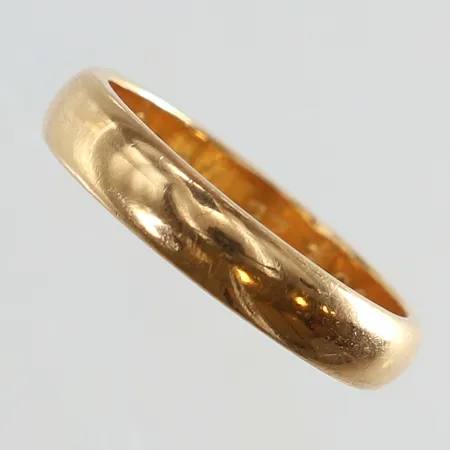 Ring slät stl:18 bredd 4mm gravyr 18K.  Vikt: 5,2 g