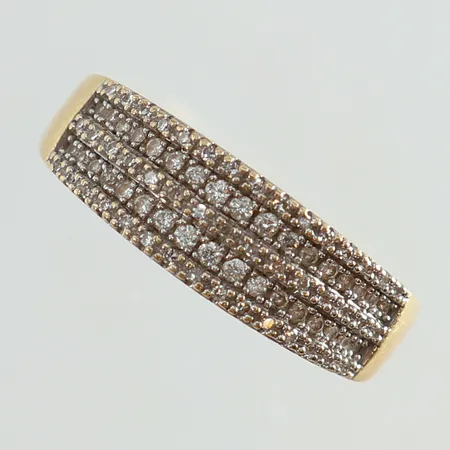 Ring med diamanter 8 x 0,01ct samt 8/8-slipade diamanter ca 26 x 0,0075ct 48 x 0,005ct totalt ca 0,50ctv stl:17 bredd 2-6,5mm 18K. Vikt: 3,7 g