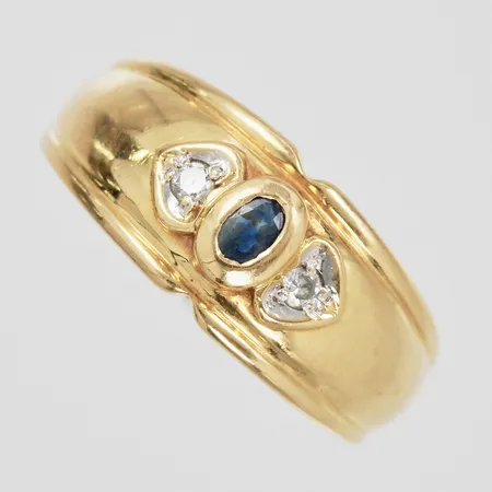 Ring med mörkblå safir och diamanter 2 x ca 0,02ct, stl 17½, bredd 2-9mm, 18K. Vikt: 3,7 g