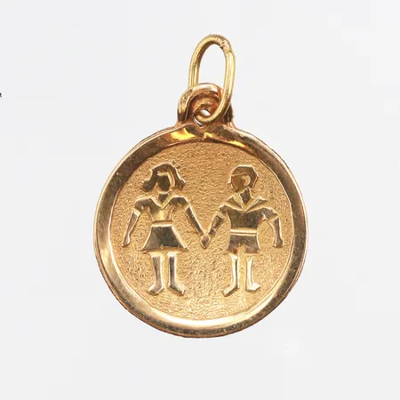 Hänge, längd ca 17,1mm, bredd ca 12,3mm, något ojämn, 18K. Vikt: 0,7 g