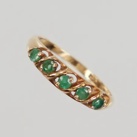 Ring med gröna stenar stl 17, bredd 1,4-4mm, 18K Vikt: 1,8 g