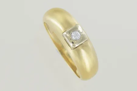 Ring med sten stl: 19¼ bredd 7 mm, 18K Vikt: 4,8 g
