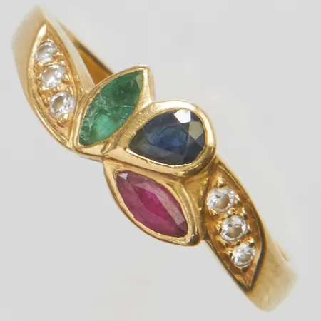 Ring med en smaragd, safir, rubin samt diamanter 6 x ca.0,01ct, stl:18¼, bredd: 2-6,7mm, 18K Vikt: 3,1 g