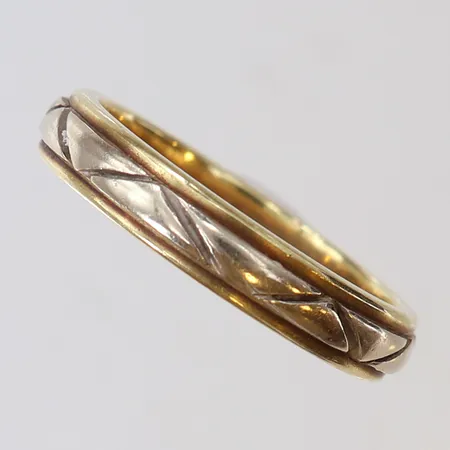 Ring stl:21 bredd 4,5mm tvåfärgad gravyr 14K Vikt: 7,6 g