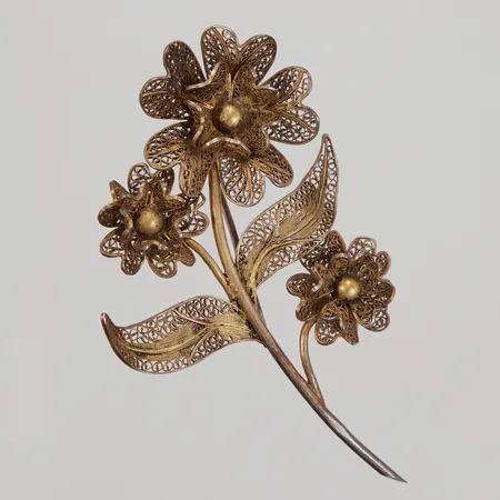 Brosch blomma, 75mm, bredd ca 40mm, förgyllt silver Vikt: 10,3 g