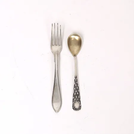 Gaffel och sked, olika modeller, gravyr, silver 830/1000 Vikt: 37,2 g