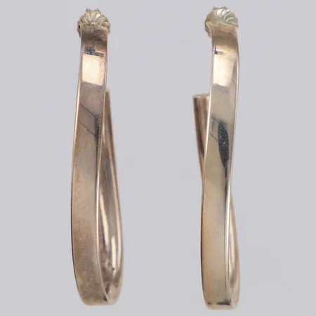 Ett par örhängen längd 50mm, bredd 4,9mm, något böjda stift, 925/1000 silver Vikt: 7 g