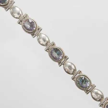 Armband med "Mystic Quartz", ytbehandlad kvarts, längd: 20,5cm, bredd: 9,5-13mm, mindre repor samt små nagg på silver, 925/1000, bruttovikt 29,3g Vikt: 29,3 g