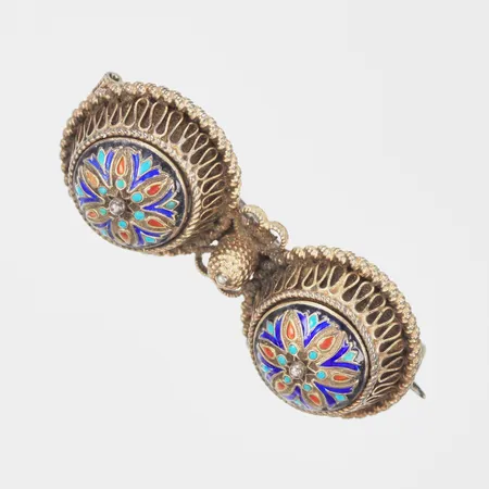 Brosch med emalj i blått, turkost samt rött, längd 40mm, bredd 17mm, silver 830/1000 Vikt: 7,8 g