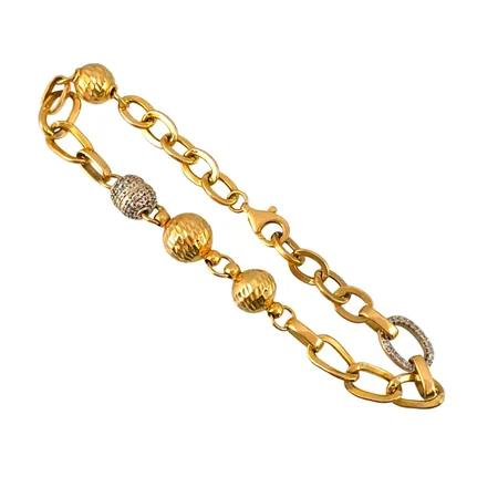 Armband i 21K guld med vita stenar, längd 19,5 cm, kedjans bredd 6 mm, klotens diameter 7-9 mm, ej massiv, några bucklor, en sten saknas Vikt: 10,5 g