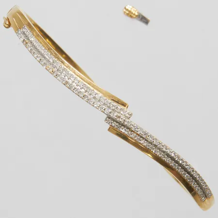 Armband stelt med diamanter 107 x ca.0,005ct, 8/8-slipade, innermått: 60x52mm, bredd: 2-6,8mm, GHA, mindre bucklor på armbandets undersida, trasigt lås, 18K Vikt: 10,4 g