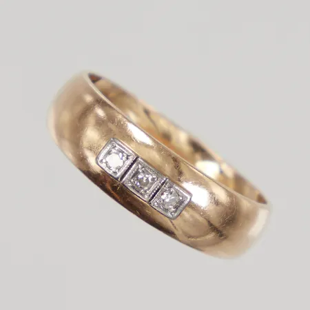 Ring med diamanter 3 0,01ct, stl 17, bredd 3,3-5,6mm, 18K Vikt: 2,1 g