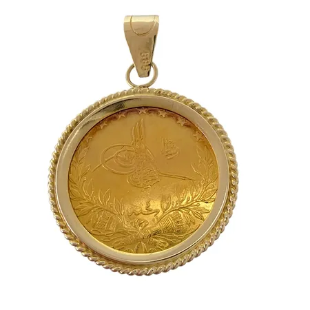  Hänge med guldmynt Kurush, 22K guld, vikt 7,2 gram, infattad i hänge (mynthållare) 14K guld, monterat med klamrar (går att avlägsna), hänge längd inkl. ögla 36 mm, Ø25 mm, fint skick  Vikt: 8,9 g
