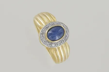 Ring med diamanter/safir stl:17¾ bredd 12 mm, 18K  Vikt: 4,1 g