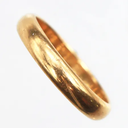 Ring slät, stl:19¼, bredd ca 4mm, gravyr, 20K. Vikt: 6 g
