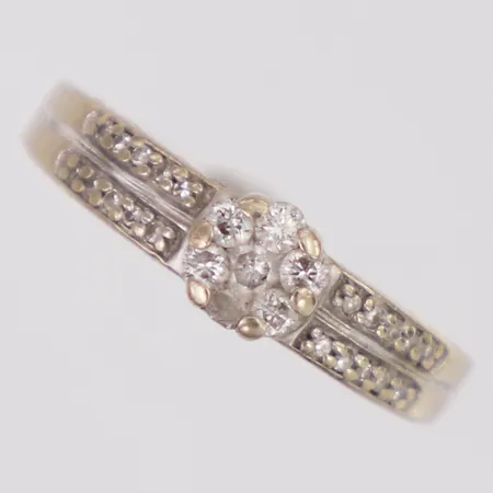 Ring diamanter 1xca0,03ct, 6xca0,02ct, 20xca0,005ct stl;17¼, vitguld GHA 18K Vikt: 3,2 g