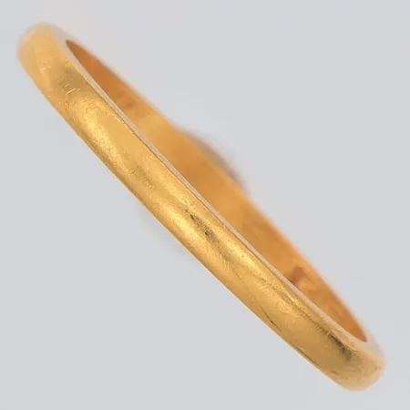 Ring slät stl:19, gravyr, något skev, 23K Vikt: 4,5 g