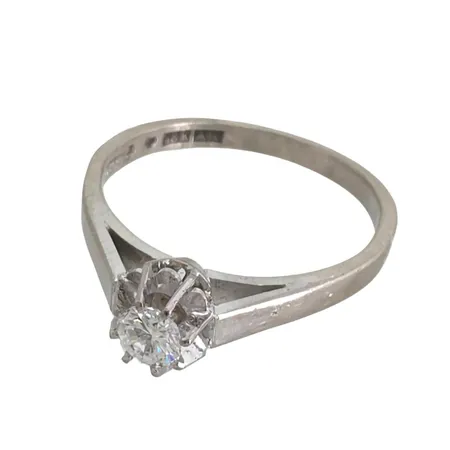 Diamantring i 18K vitguld, Diamant 0,16ct, Örns Juvelatelje, svensk kontrollstämpel, stl:17¼ mm, bredd 2 - 5,7 mm Vikt: 2,7 g