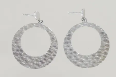 Ett par örhängen längd 3,5 cm bredd 2,8 cm, ploppar saknas silver   Vikt: 5,7 g