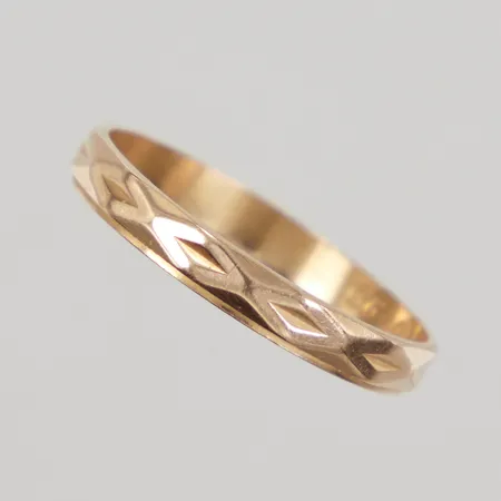 Ring med mönsterdekor, stl 18¼, bredd 3mm, gravyr, 18K Vikt: 1,8 g