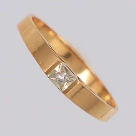 Ring med diamant 1 x ca 0,02ct, 8/8-slipad, stl:17, bredd 2,9mm, 18K Vikt: 1,7 g