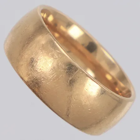 Ring Schalin stl:19¾, bredd 8,9mm, repig, gravyr, 9K Vikt: 11,9 g