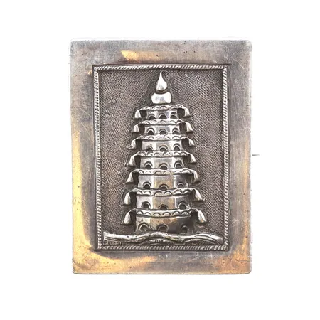 Brosch, 30x39mm, något repig/bucklig, 830/1000 silver. Vikt: 10,4 g