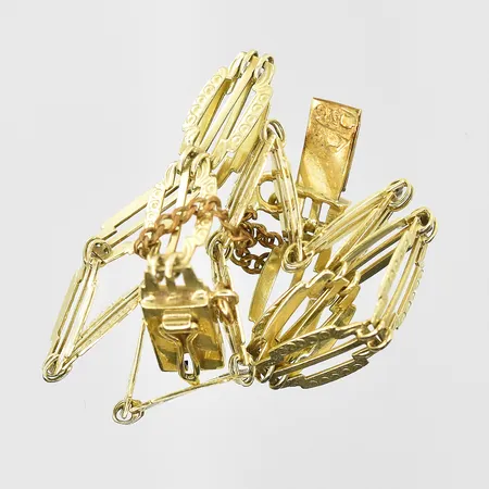 Diverse defekt guld med emalj, 18K. Vikt: 5,2 g