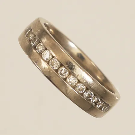 Ring med diamanter 0,32ctv enligt gravyr stl:16¼ bredd 4,8mm gravyr vitguld 18K Vikt: 6,2 g
