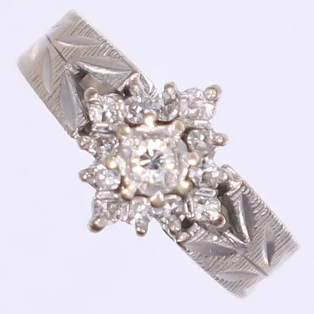 Ring med diamanter 1x ca 0,05ct, 12x ca 0,01ct stl:16, bredd 3-10mm, brittiska stämplar, vitguld 18K Vikt: 5,4 g