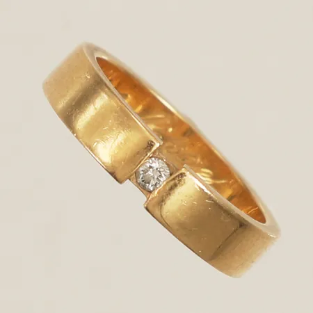Ring med diamant 1xca0,04ct stl:15¼ bredd 3,9mm personlig gravyr 18K Vikt: 4,5 g