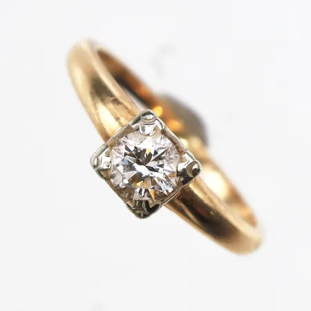 Ring med diamant, 1 x ca 0,50ct, stl:16, bredd 1,2-5,8mm, 14K. Vikt: 3 g