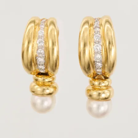 Ett par örhängen med briljantslipade diamanter samt odlade saltvattenpärlor, Ø 7mm, diamanter totalt 0,42ct enligt gravyr, kvalitet ca TW-W(G-H)/VS, tillverkade av Lisen Stibeck, Stockholm, höjd 30mm, 18K guld Vikt: 17,5 g