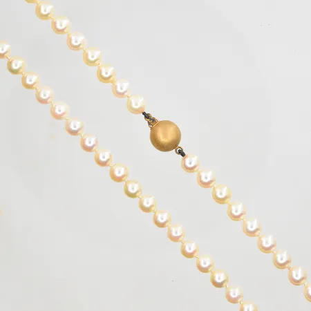 Pärlcollier med 66 odlade sötvattenpärlor Ø6mm, längd 46cm, lås 18K. Bruttovikt 23,4g