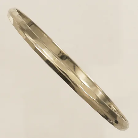Armring med hamrad dekor Ø6,5cm bredd 4,2mm år 1962 vitguld 18K Vikt: 20,9 g