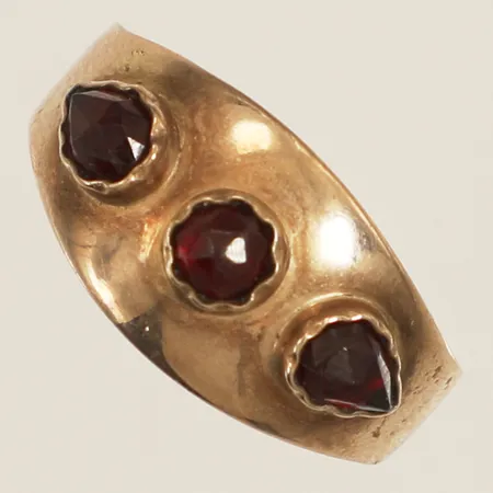 Ring med röda stenar stl:17¼ bredd 9,3mm repor 8K Vikt: 2,1 g
